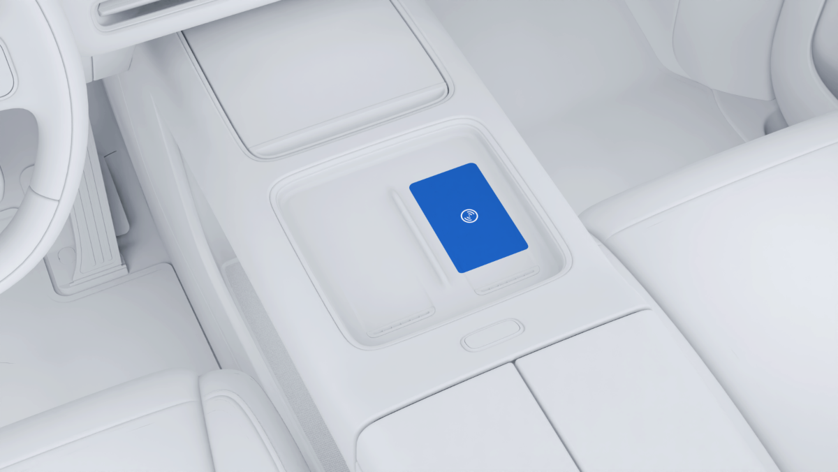 По истечении 2 минут поместите карту NFC в зону беспроводной зарядки для переднего пассажира (как можно ближе к указанному месту) и…